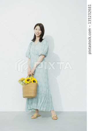 身穿淺藍色洋裝的年輕女子 135232681