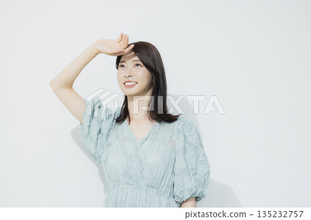 身穿淺藍色洋裝的年輕女子 135232757