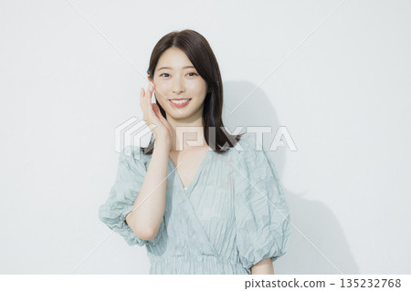 身穿淺藍色洋裝的年輕女子 身穿淺藍色洋裝的年輕女子 135232768