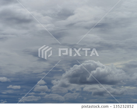 天空在雲層中蔓延 135232852