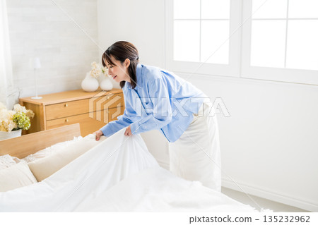 Women who make a bed Women who make a bed 135232962