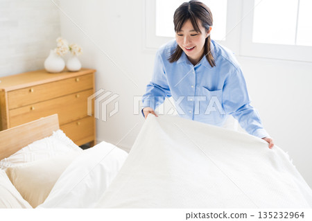 Women who make a bed Women who make a bed 135232964