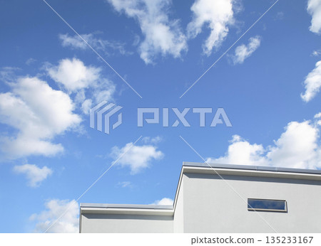 藍天與現代建築外觀的畫面 藍天與現代建築外觀的畫面 135233167