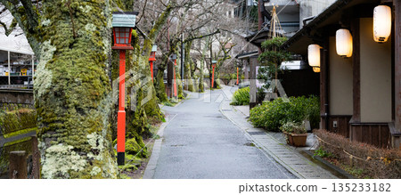 兵庫縣豐岡市歷史悠久的溫泉度假勝地城崎溫泉的冬季景色 135233182