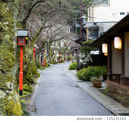 兵庫縣豐岡市歷史悠久的溫泉度假勝地城崎溫泉的冬季景色 135233183
