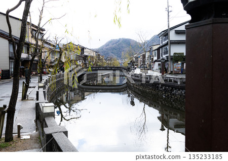 兵庫縣豐岡市歷史悠久的溫泉度假勝地城崎溫泉的冬季景色 135233185
