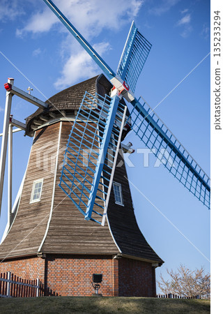 風車與藍天交相輝映的風景 135233294
