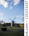 藍天和中間的風車 135233297