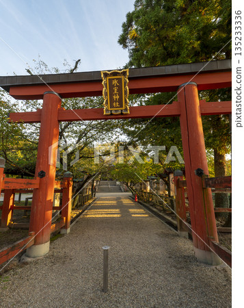 通往冰室神社的鳥居 通往冰室神社的鳥居 135233336