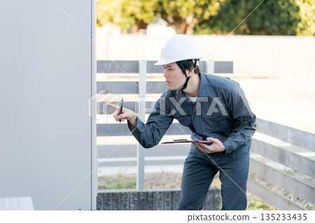 正在檢查熱水器的人員 135233435