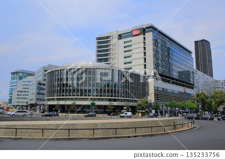 法國巴黎十四區的街道和現代飯店 法國巴黎十四區的街道和現代飯店 135233756