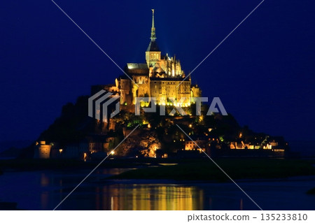 世界遺產聖米歇爾山的絕美夜景 世界遺產聖米歇爾山的絕美夜景 135233810