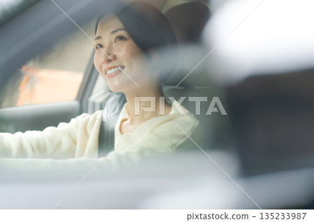 一個女人開車 135233987