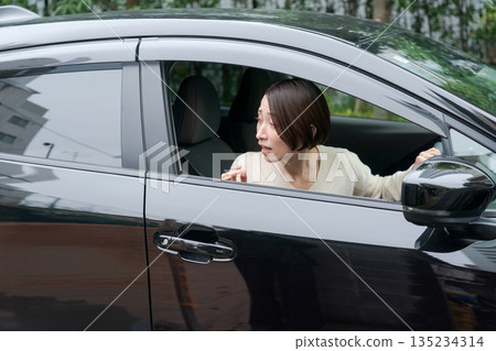 一個女人開車 135234314