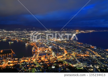 從函館山頂眺望的「價值百萬美元的夜景」。 135234413