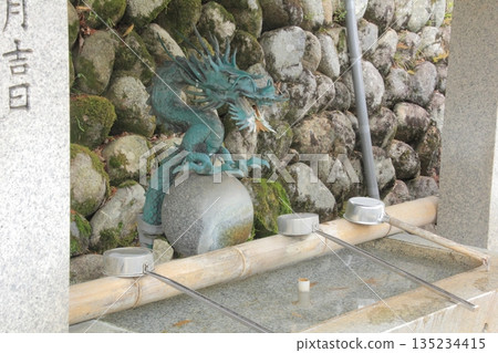 四國巡禮的第57座寺廟-永福寺的淨水池(Chozuba)。 四國巡禮的第57座寺廟-永福寺的淨水池(Chozuba)。 135234415