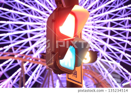夜幕下的城市景觀,摩天輪和行人號誌燈清晰可見。 夜幕下的城市景觀,摩天輪和行人號誌燈清晰可見。 135234514