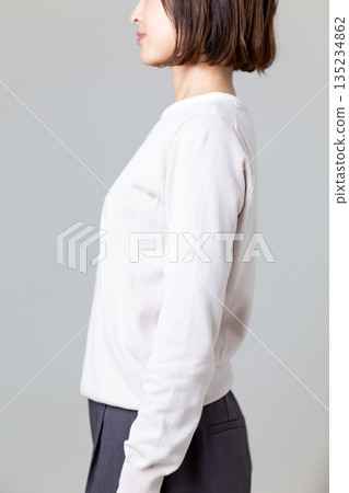 中年婦女的姿勢 135234862