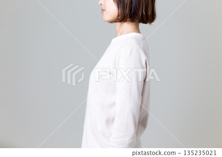 中年婦女的姿勢 中年婦女的姿勢 135235021