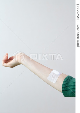一名女子手臂上纏著止血繃帶，這是注射後的照片。 135235641