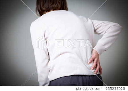 中年婦女患有腰痛 135235920