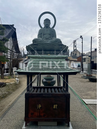 【富山縣】透過供箱看到的高岡大佛正面。 【富山縣】透過供箱看到的高岡大佛正面。 135236358