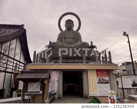 [Toyama Prefecture] The entrance to Takaoka Daibutsu and the imposing Buddha statue 135236359