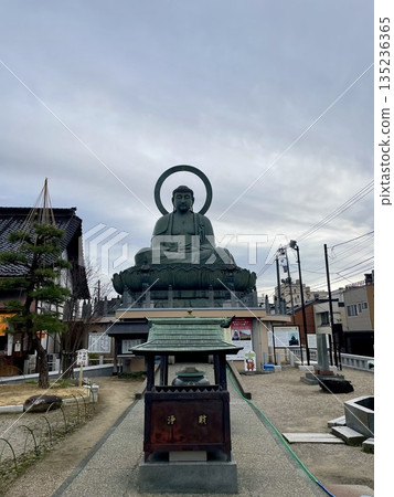 【富山縣】透過供箱看到的高岡大佛正面。 【富山縣】透過供箱看到的高岡大佛正面。 135236365