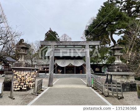 [Toyama Prefecture] The worship hall of Imizu Shrine in Takaoka City seen through the torii gate 135236366
