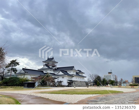 [Toyama Prefecture] A beautiful panoramic view of Toyama Castle seen from the plaza 135236370