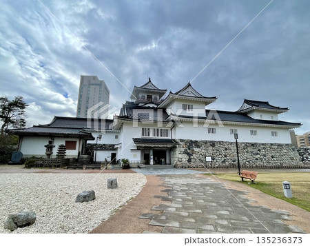 [Toyama Prefecture] A diagonal shot of Toyama Castle, with its striking white walls and stone walls 135236373