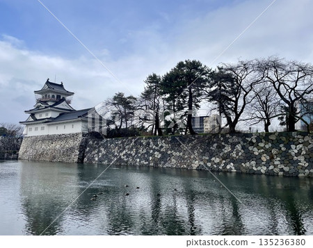 【富山縣】富山城美麗的外部倒映在內護城河中 135236380