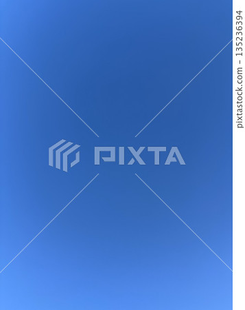 Beautiful gradation of a clear blue sky without a single cloud. Refreshing and open weather background material. Beautiful gradation of a clear blue sky without a single cloud. Refreshing and open weather background material. 135236394