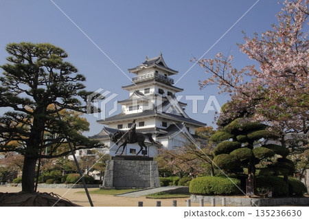 愛媛郡今治市今治城塔與藤堂高虎像 135236630