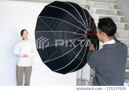 一名男子正在工作室調整燈光 135237026