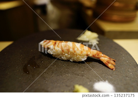 江戶前壽司之花:由技藝精湛的壽司師傅精心製作的鮮煮虎蝦握壽司。 江戶前壽司之花:由技藝精湛的壽司師傅精心製作的鮮煮虎蝦握壽司。 135237175