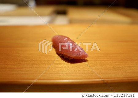 江戶前壽司的巔峰之作:肥美鮪魚握壽司配煮熟的醬油 江戶前壽司的巔峰之作:肥美鮪魚握壽司配煮熟的醬油 135237181