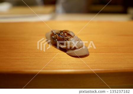 江戶前壽司的精髓:飽滿的熟蛤蜊握壽司 江戶前壽司的精髓:飽滿的熟蛤蜊握壽司 135237182