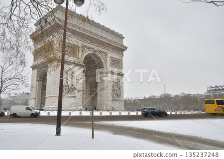 2026年1月7日，巴黎遭遇大雪，凱旋門和戴高樂廣場被白雪覆蓋。 135237248