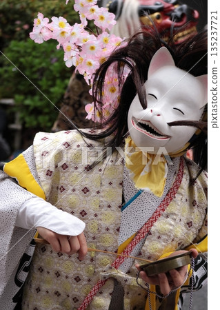 節慶景色、櫻花樹和狐狸 節慶景色、櫻花樹和狐狸 135237721