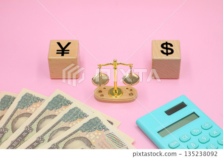 Image of exchange rates of a weak and strong yen 135238092