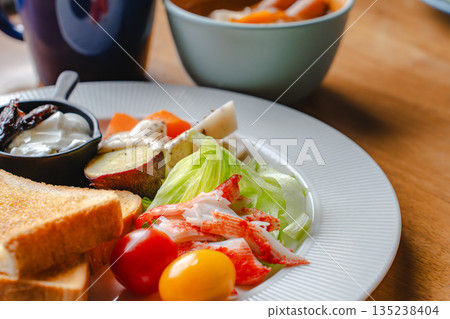 色彩繽紛的健康早餐，包括吐司和沙拉，留有文字空間 135238404