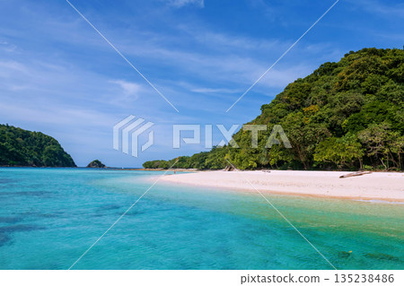 Koh Kradan beach with turquoise sea in summer, Trang 135238486