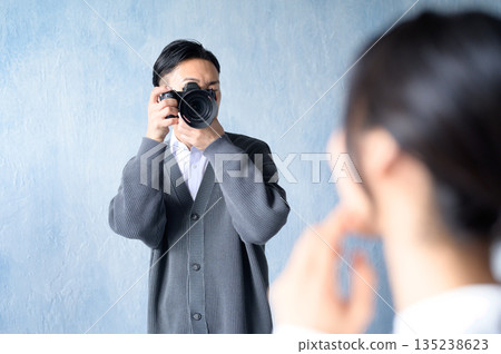 一位女模特兒和一位男攝影師正在指導 135238623