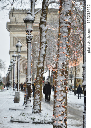 January 7, 2026: Heavy snow on the Champs-Élysées in Paris. Snow-covered street trees and illuminations. 135238632
