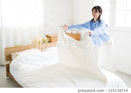 Women who make a bed Women who make a bed 135238714