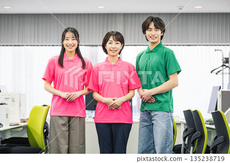 身穿polo衫的年輕男女工作照 身穿polo衫的年輕男女工作照 135238719