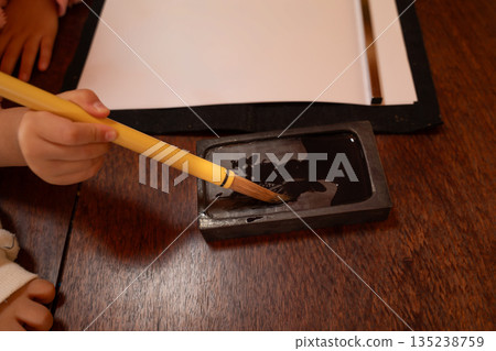 孩子寫書法的手 135238759