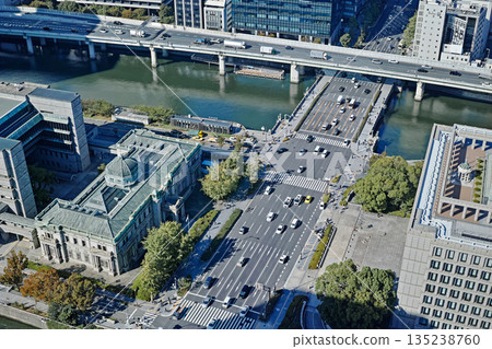 從大阪市中之島淀屋橋站一號站望去，可以看到大阪市和日本銀行大阪分行。 135238760