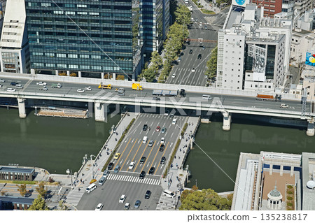 從大阪中之島淀屋橋站一號站望去，可以看到大橋和阪神高速公路。 135238817
